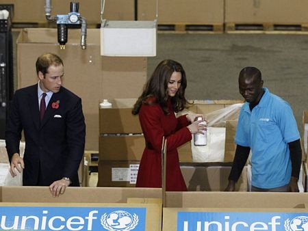 Vợ chồng Hoàng tử William đóng gói hàng cứu trợ  - 10