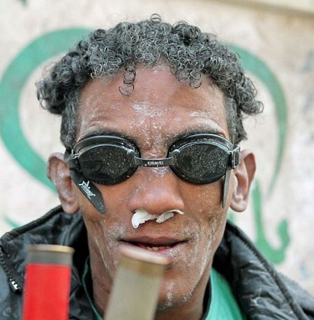 1001 kiểu che chắn của người biểu tình Ai Cập  - 12