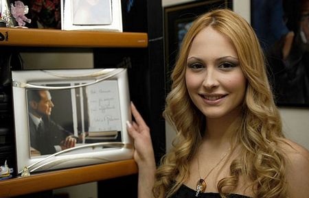 Sự nghiệp thăng trầm của Thủ tướng Silvio Berlusconi - 16