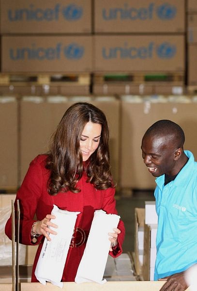 Vợ chồng Hoàng tử William đóng gói hàng cứu trợ  - 11