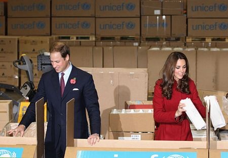 Vợ chồng Hoàng tử William đóng gói hàng cứu trợ  - 12