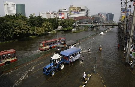 Số người chết vì lũ lụt tiếp tục tăng, “giặc nước” tiến sâu vào Bangkok - 1 Số người chết vì lũ lụt tiếp tục tăng, “giặc nước” tiến sâu vào Bangkok - 1