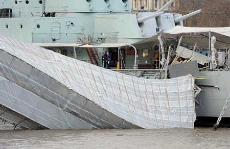 Sập cầu tàu trên sông Thames, 2 người nhập viện - 2