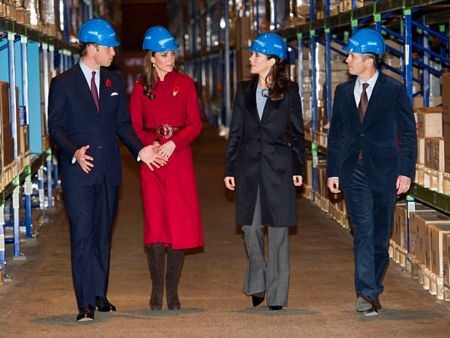 Vợ chồng Hoàng tử William đóng gói hàng cứu trợ  - 3