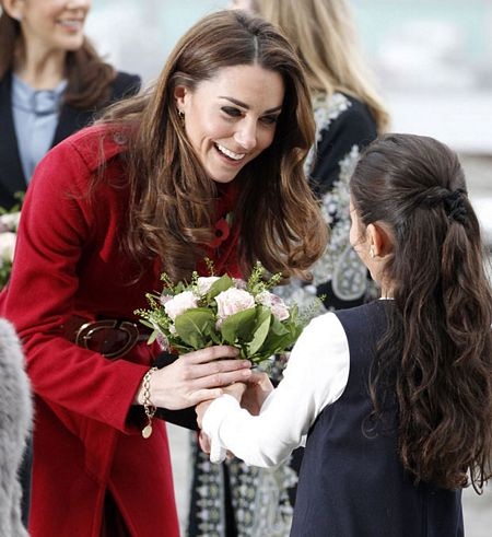 Vợ chồng Hoàng tử William đóng gói hàng cứu trợ  - 2