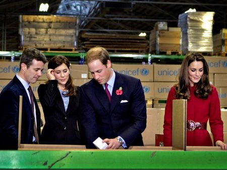 Vợ chồng Hoàng tử William đóng gói hàng cứu trợ  - 13