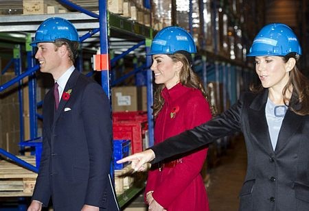 Vợ chồng Hoàng tử William đóng gói hàng cứu trợ  - 4