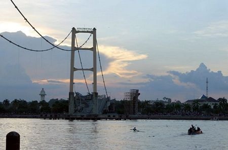 Sập bản sao cầu treo “Cổng Vàng” ở Indonesia, 44 người chết và mất tích - 2 Sập bản sao cầu treo “Cổng Vàng” ở Indonesia, 44 người chết và mất tích - 2