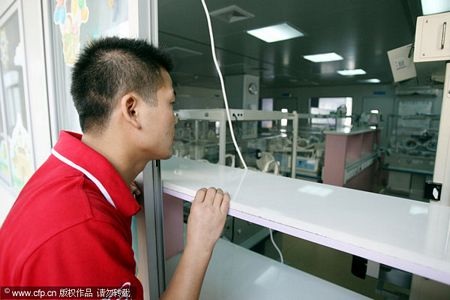 Giám đốc bệnh viện cúi đầu xin lỗi bà mẹ suýt mất con  - 4