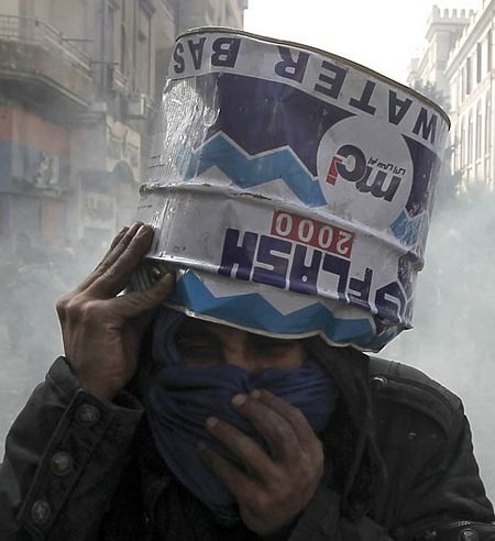 1001 kiểu che chắn của người biểu tình Ai Cập  - 10