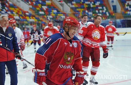 Putin tự tin chơi khúc côn cầu - 4