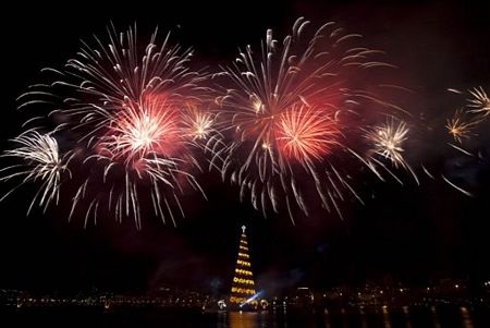 Brazil thắp sáng cây thông Noel nổi cao 85m - 2 Brazil thắp sáng cây thông Noel nổi cao 85m - 2
