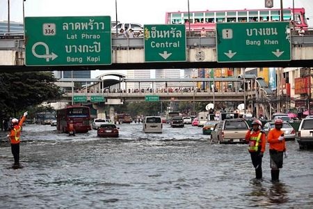 Số người chết vì lũ lụt tiếp tục tăng, “giặc nước” tiến sâu vào Bangkok - 2 Số người chết vì lũ lụt tiếp tục tăng, “giặc nước” tiến sâu vào Bangkok - 2