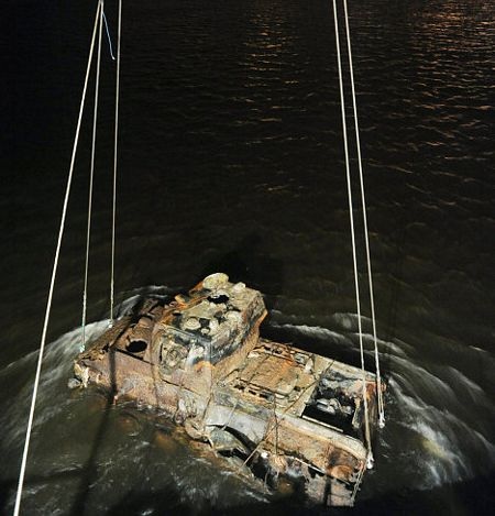 Nga trục vớt xe tăng thời Thế chiến II từ đáy sông - 1