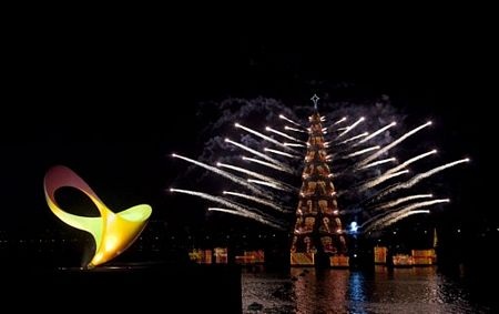 Brazil thắp sáng cây thông Noel nổi cao 85m - 3 Brazil thắp sáng cây thông Noel nổi cao 85m - 3