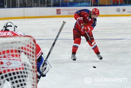 Putin tự tin chơi khúc côn cầu - 6