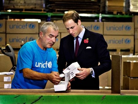 Vợ chồng Hoàng tử William đóng gói hàng cứu trợ  - 15