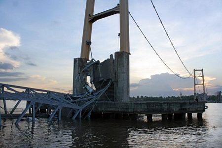 Sập bản sao cầu treo “Cổng Vàng” ở Indonesia, 44 người chết và mất tích - 6 Sập bản sao cầu treo “Cổng Vàng” ở Indonesia, 44 người chết và mất tích - 6
