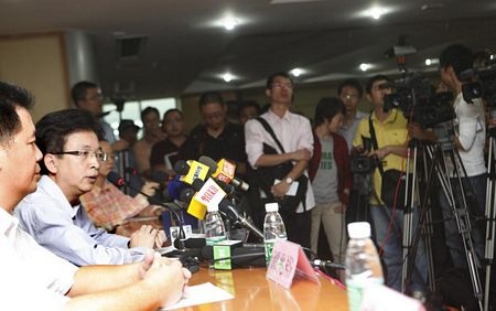 Giám đốc bệnh viện cúi đầu xin lỗi bà mẹ suýt mất con  - 8