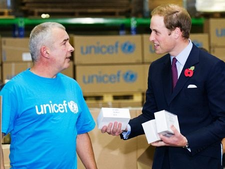 Vợ chồng Hoàng tử William đóng gói hàng cứu trợ  - 14