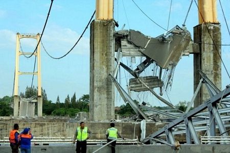 Sập bản sao cầu treo “Cổng Vàng” ở Indonesia, 44 người chết và mất tích - 3 Sập bản sao cầu treo “Cổng Vàng” ở Indonesia, 44 người chết và mất tích - 3
