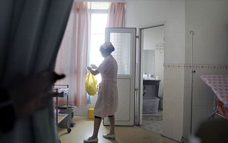 Giám đốc bệnh viện cúi đầu xin lỗi bà mẹ suýt mất con  - 9