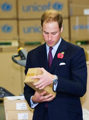 Vợ chồng Hoàng tử William đóng gói hàng cứu trợ  - 16