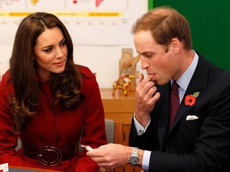 Vợ chồng Hoàng tử William đóng gói hàng cứu trợ  - 17