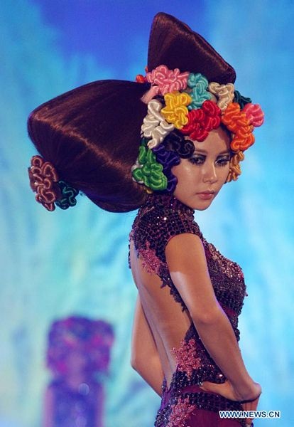 Những kiểu tóc quái dị trên sàn diễn Seoul - 1