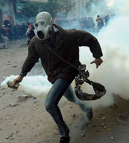 1001 kiểu che chắn của người biểu tình Ai Cập  - 1