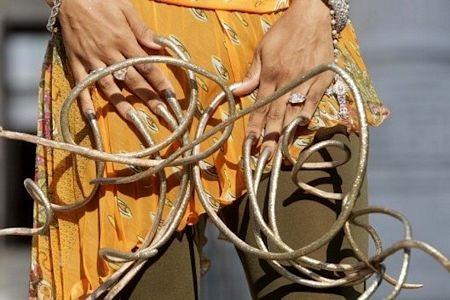 Choáng với bộ móng tay dài hơn 6m  - 3