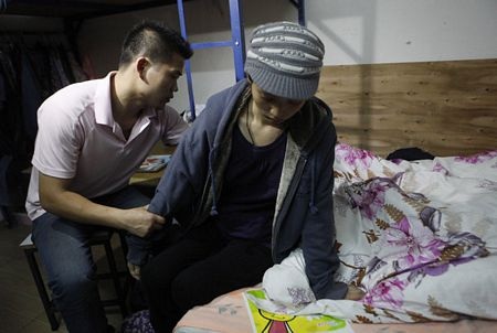 Giám đốc bệnh viện cúi đầu xin lỗi bà mẹ suýt mất con  - 7