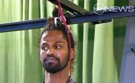 Dùng tóc treo cơ thể trên không - 1