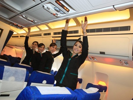 Hãng hàng không Thái cất cánh cùng dàn tiếp viên chuyển giới‎  - 11