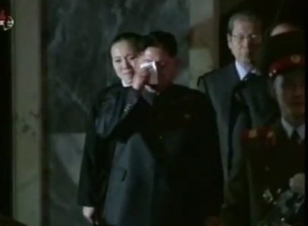 Đại tướng Kim Jong-un bật khóc trước linh cữu cha - 1 Đại tướng Kim Jong-un bật khóc trước linh cữu cha - 1