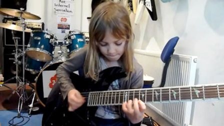Xem bé gái thần đồng 8 tuổi chơi guitar điện điêu luyện - 1 Xem bé gái thần đồng 8 tuổi chơi guitar điện điêu luyện - 1