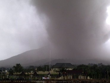 Indonesia đóng cửa sân bay vì núi lửa phun trào - 1 Indonesia đóng cửa sân bay vì núi lửa phun trào - 1