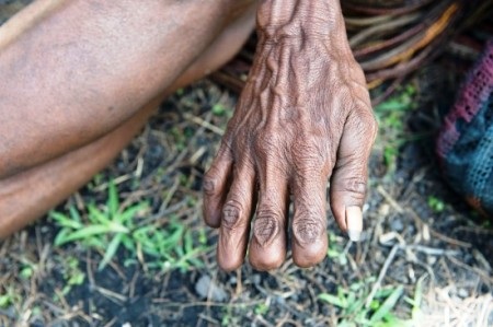 Cắt cụt ngón tay để thể hiện lòng xót thương với người chết - 2