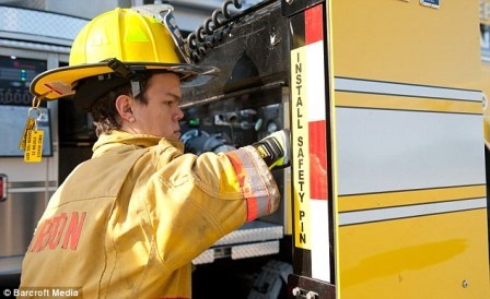 Chàng lính cứu hỏa lùn nhất thế giới - 4