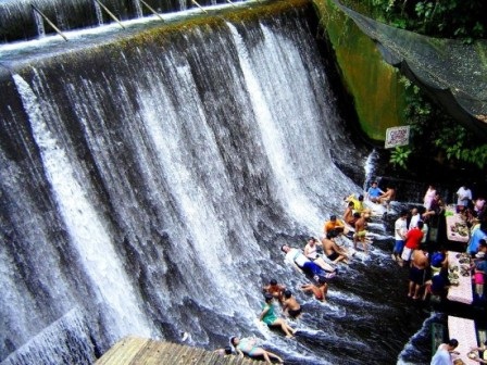 Kỳ lạ nhà hàng nằm ngay dưới chân thác - 3 Kỳ lạ nhà hàng nằm ngay dưới chân thác - 3