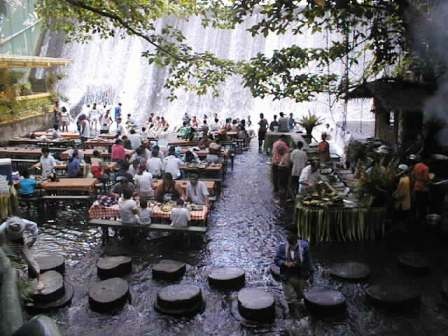 Kỳ lạ nhà hàng nằm ngay dưới chân thác - 4 Kỳ lạ nhà hàng nằm ngay dưới chân thác - 4