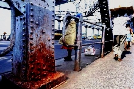 Cây cầu có thể sập vì…nước nhai trầu - 2 Cây cầu có thể sập vì…nước nhai trầu - 2