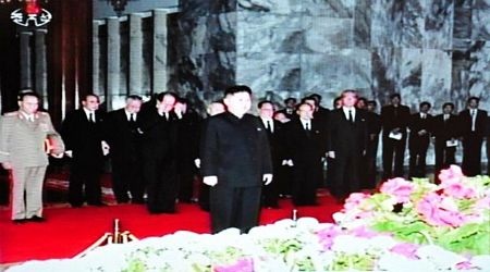 Đại tướng Kim Jong-un tới viếng linh cữu cha - 6 Đại tướng Kim Jong-un tới viếng linh cữu cha - 6