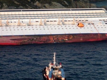 Đá tảng mắc kẹt vào thành tàu du lịch Italia  - 13