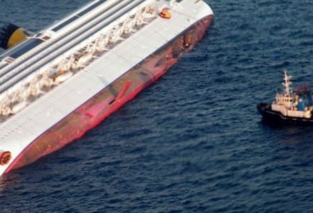 Đá tảng mắc kẹt vào thành tàu du lịch Italia  - 14