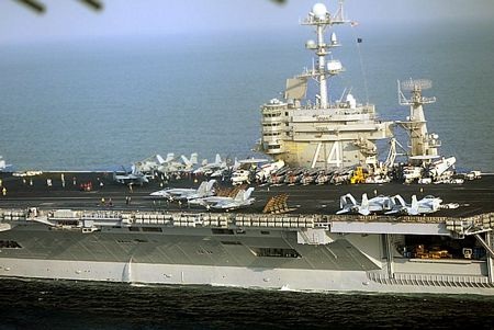 Iran công bố hình ảnh tàu sân bay Mỹ vào vùng tập trận - 2