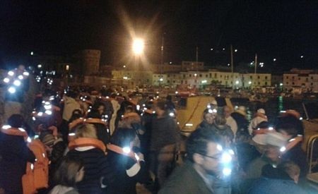 Tàu du lịch hạng sang bị nghiêng, hơn 4.000 người phải sơ tán - 4