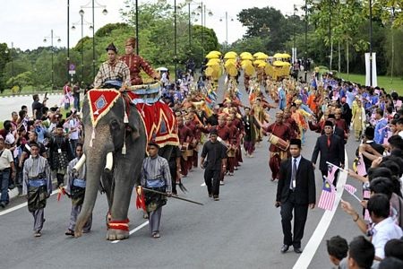 Quốc vương nhiều tuổi nhất Malaysia lên ngôi  - 4