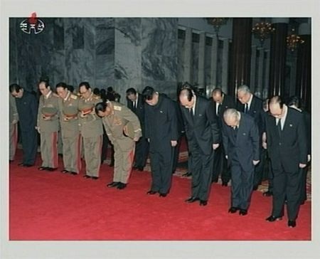 Đại tướng Kim Jong-un tới viếng linh cữu cha - 9