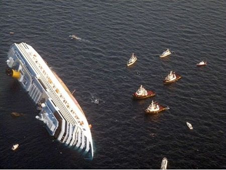 Thuyền trưởng tàu du lịch Italia “phạm sai lầm” - 2